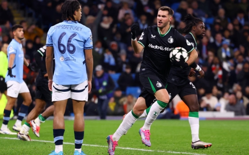 Feyenoord hướng tới chiến thắng để thu hẹp khoảng cách điểm