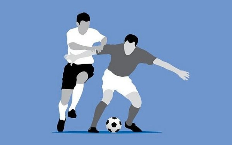 So sánh phòng ngự khu vực và phòng ngự kèm người trong bóng đá.